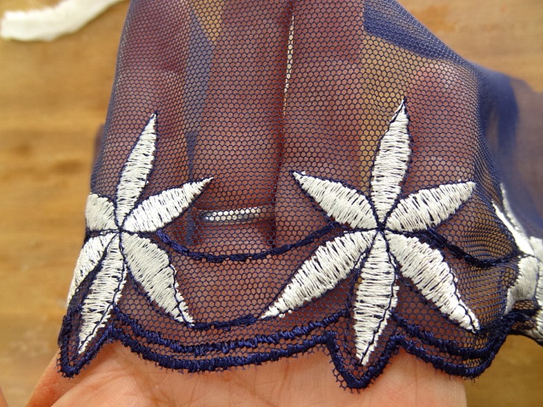 Bordure stella resille dentelle bleu marine brodee blanche