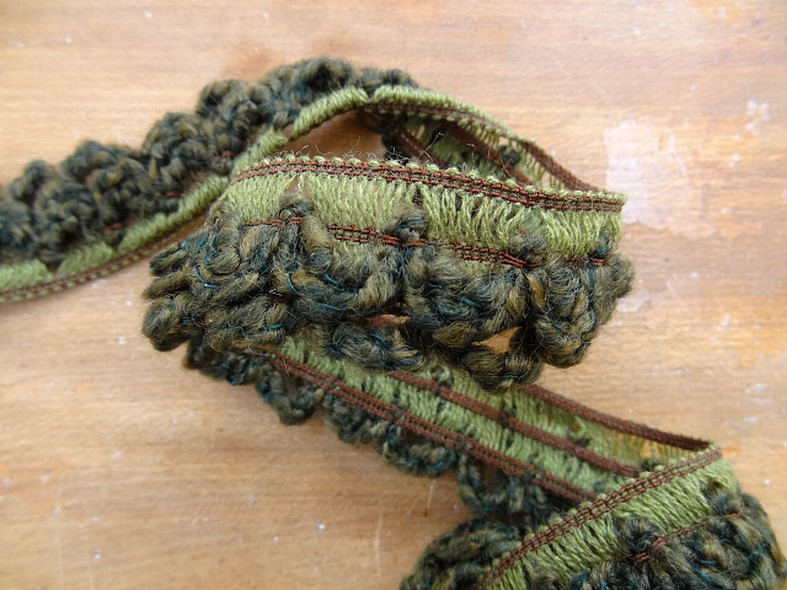 Boucles de laine chinee kaki et vert chrome sur elastique 1