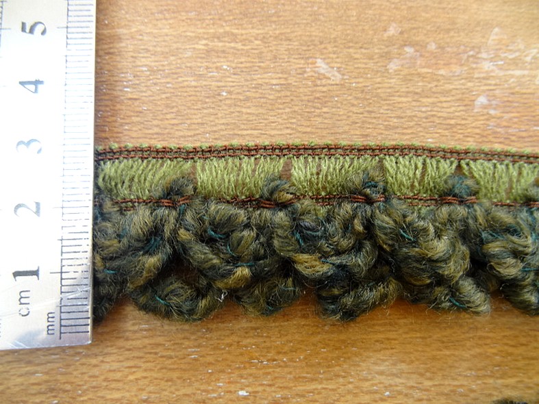 Boucles de laine chinee kaki et vert chrome sur elastique 2