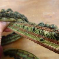 Boucles de laine chinee kaki et vert chrome sur elastique 3 1