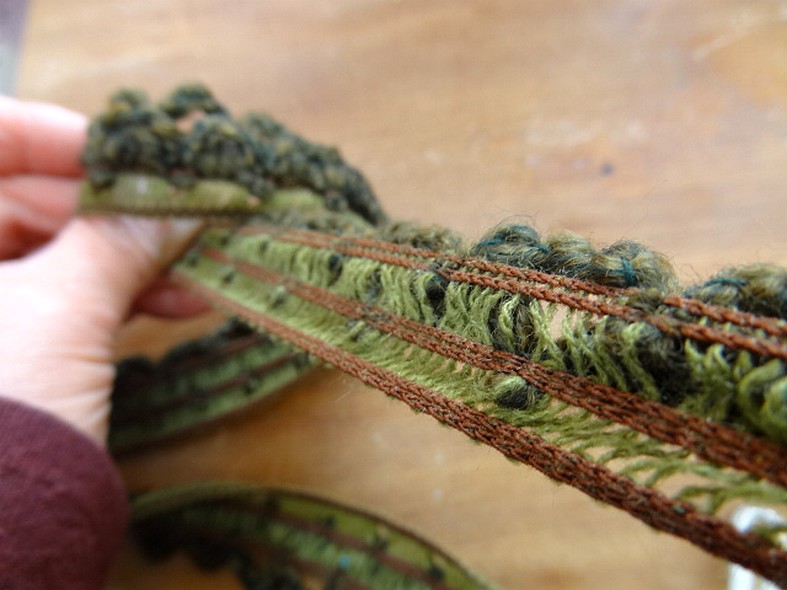 Boucles de laine chinee kaki et vert chrome sur elastique 3 1