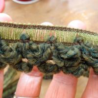 Boucles de laine chinee kaki et vert chrome sur elastique 4