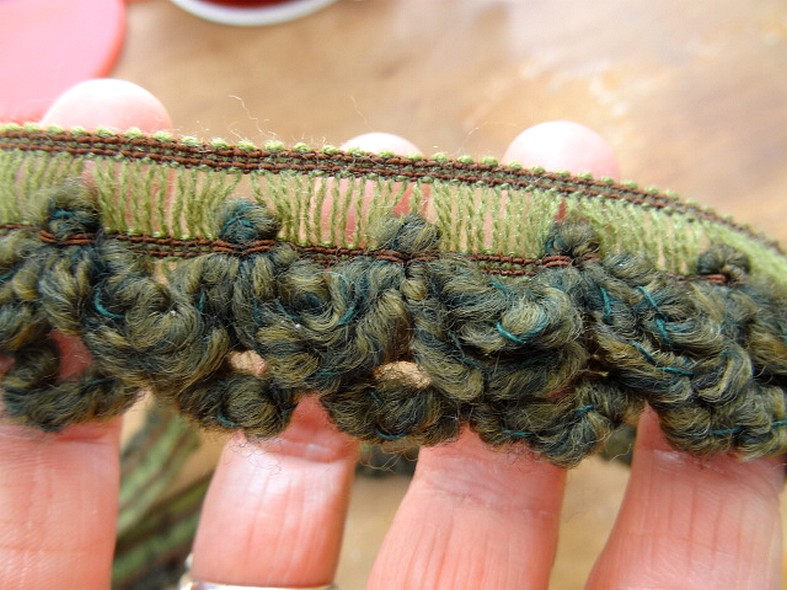 Boucles de laine chinee kaki et vert chrome sur elastique 4