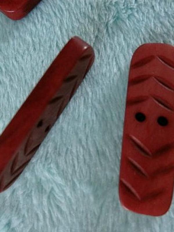 Bouton 2 trous buchette rouge tomette 01 3 