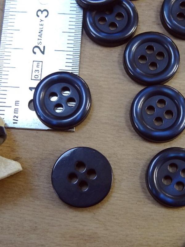 Bouton 4 trous bleu saphir bordure nacree 14 mm