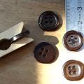 Bouton 4 trous brun ecaille bordure nacree 14 mm