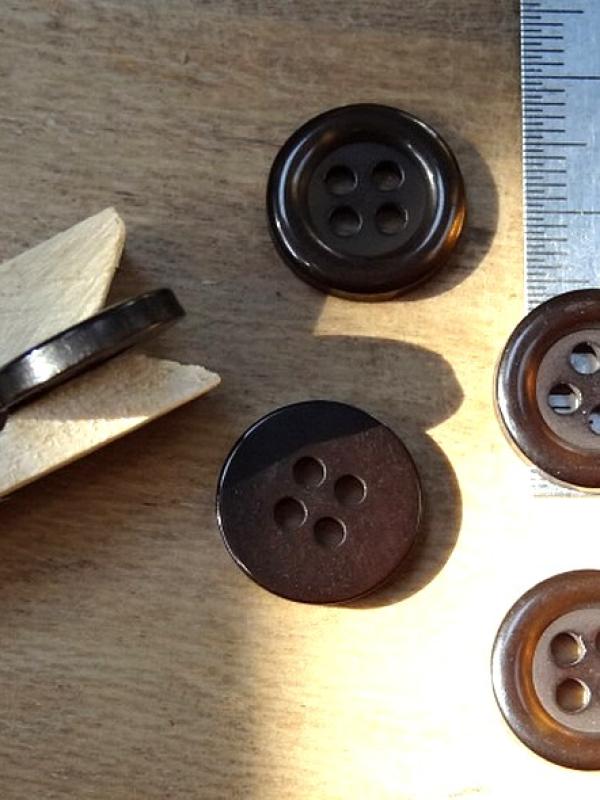 Bouton 4 trous brun ecaille bordure nacree 14 mm 