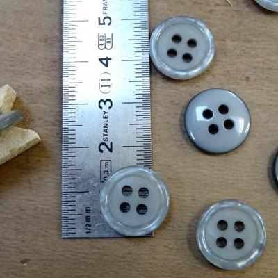 Bouton 4 trous gris perle bordure nacree 15 mm