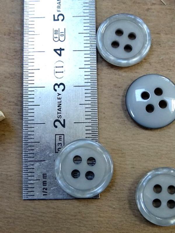 Bouton 4 trous gris perle bordure nacree 15 mm