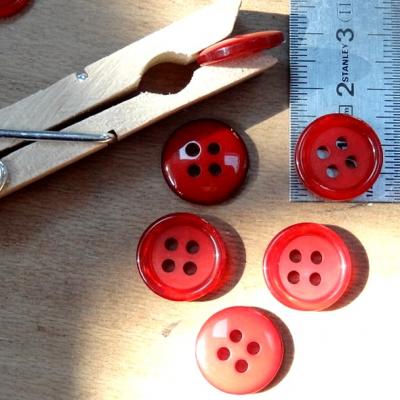 Bouton 4 trous rouge cardinal bordure nacree 15 mm