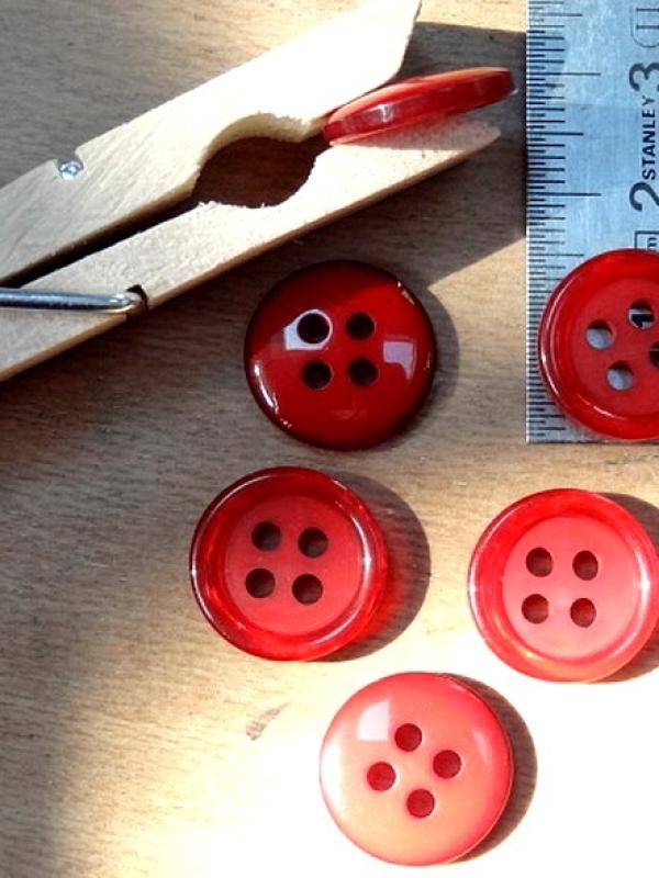 Bouton 4 trous rouge cardinal bordure nacree 15 mm