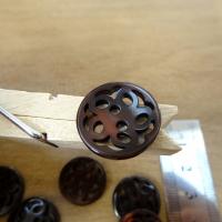 Bouton ajoure fleur fantaisie teinte ecaille de tortue 18 mm