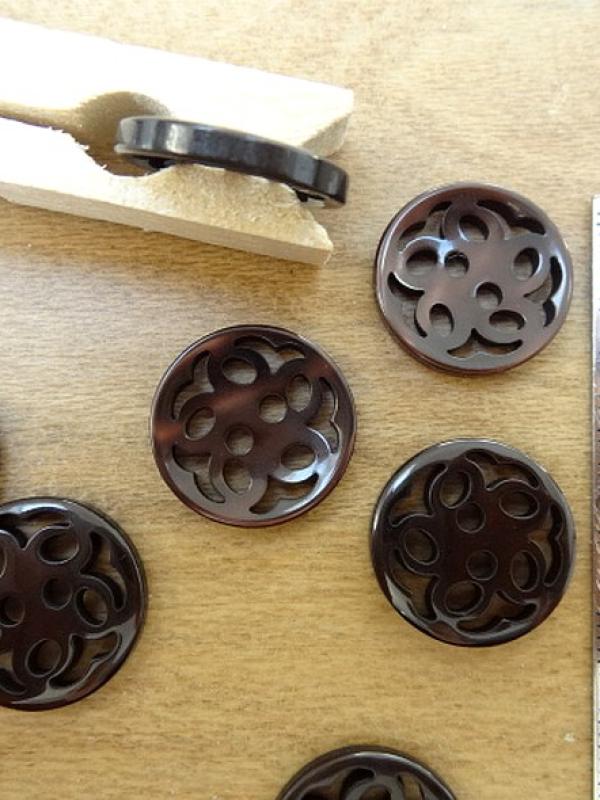 Bouton ajoure fleur fantaisie teinte ecaille de tortue 18 mm