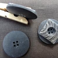 Bouton aspect corne carre en relief 1 