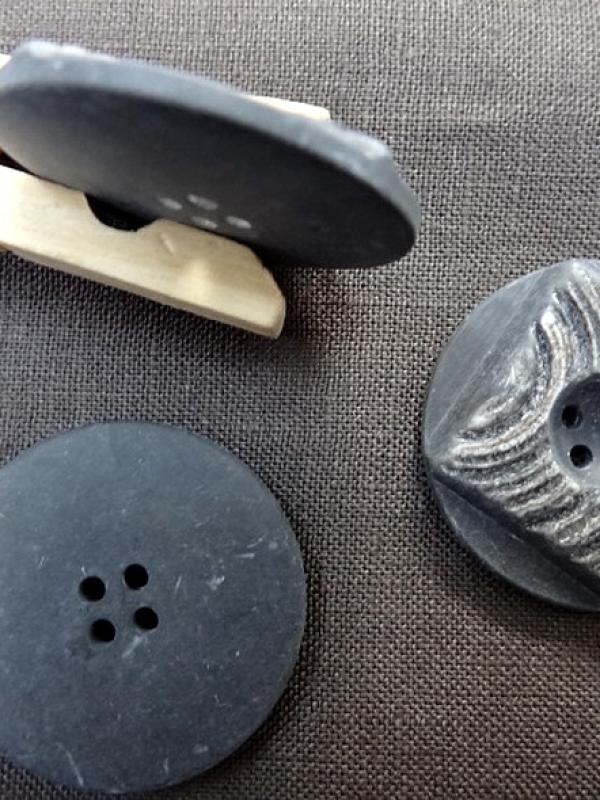 Bouton aspect corne carre en relief 1 