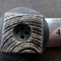 Bouton aspect corne carre en relief 2 