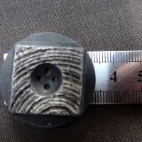 Bouton aspect corne carre en relief 3 