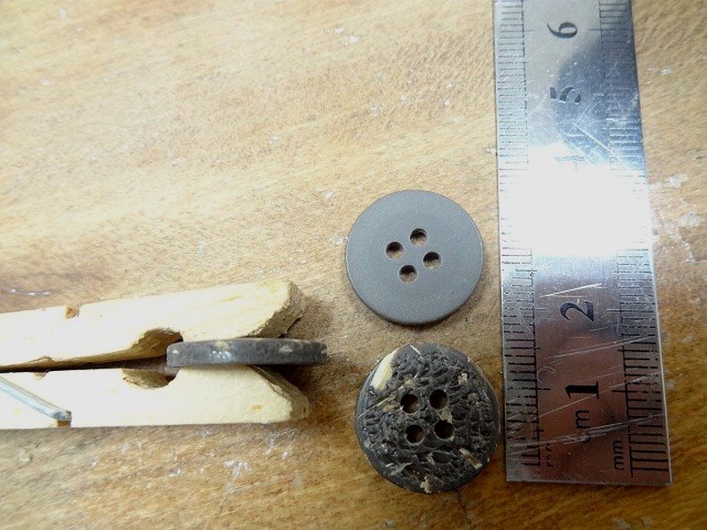 Bouton aspect ecorce 18 mm 4 trous