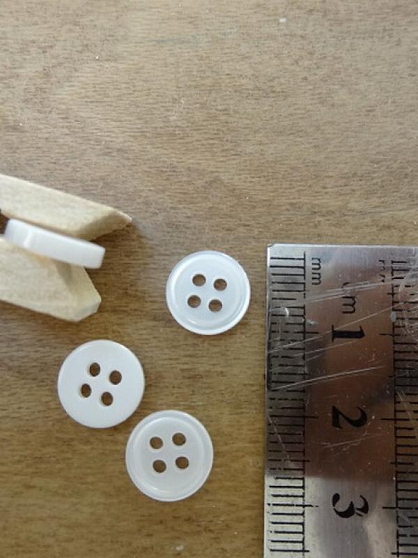 Bouton blanc casse nacre bord bourrelet 10 mm