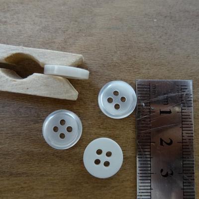 Bouton blanc nacre bord plat 12 mm 