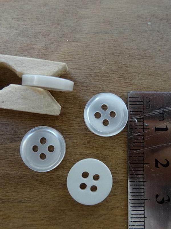Bouton blanc nacre bord plat 12 mm 