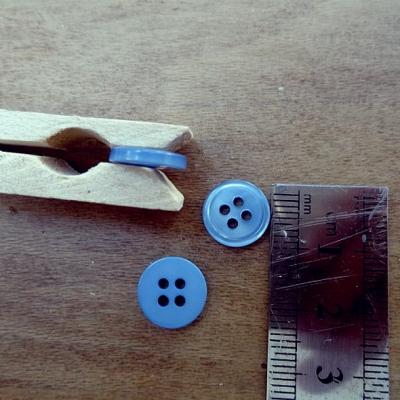 Bouton bleu acier nacre bord bourrelet 11 mm