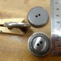 Bouton chloe gris cercle argent 28 mm