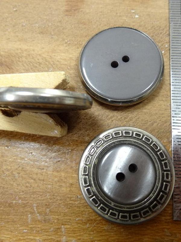 Bouton chloe gris cercle argent 28 mm 
