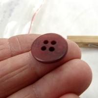 Bouton corozo teinte fraise moire 15 mm 3 