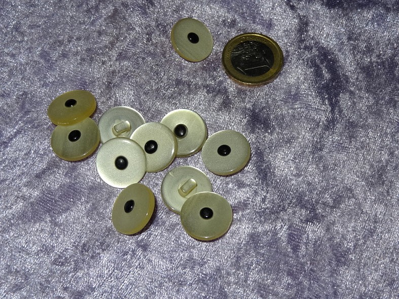 Bouton de bottines creme nacre centre noir 11 mm