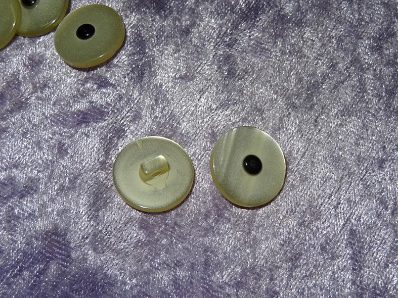 Bouton de bottines creme nacre centre noir 18 mm