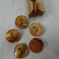 Bouton de nacre plastifie ocre jaune 15 mm 1