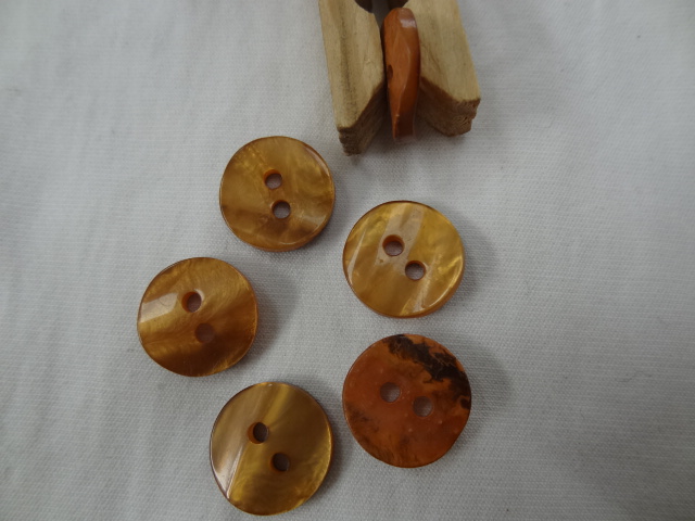 Bouton de nacre plastifie ocre jaune 15 mm 1