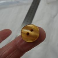 Bouton de nacre plastifie ocre jaune 15 mm 3 