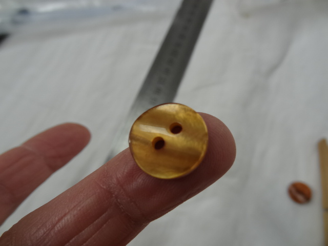 Bouton de nacre plastifie ocre jaune 15 mm 3