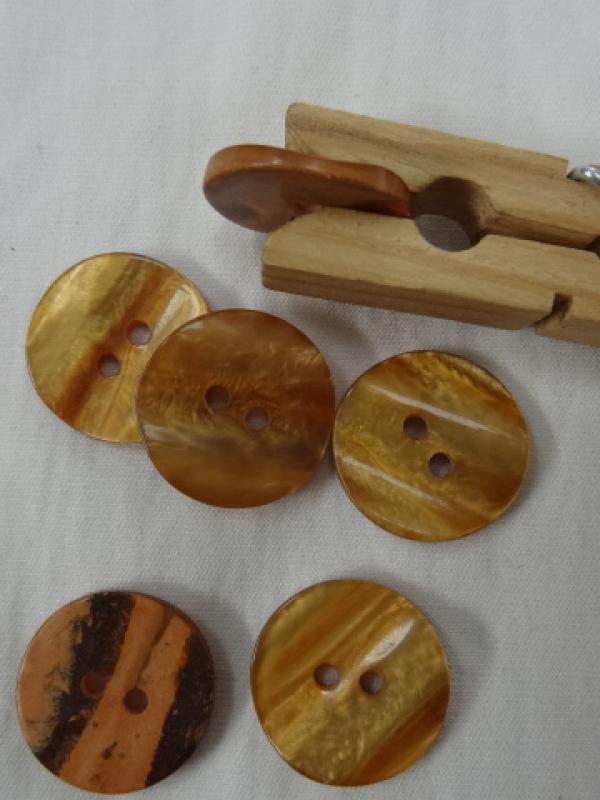 Bouton de nacre plastifie ocre jaune 20 mm 1 