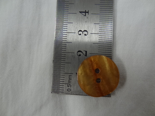 Bouton de nacre plastifie ocre jaune 20 mm 2 
