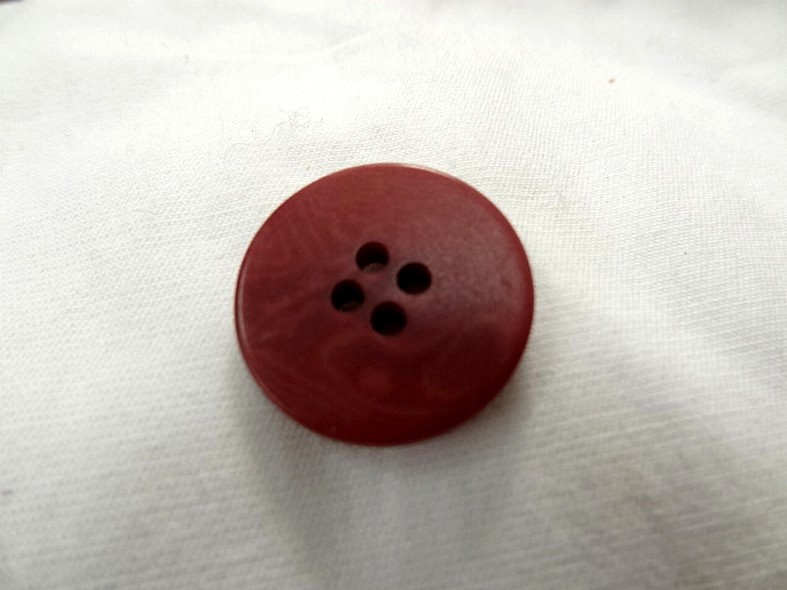 Bouton en corozo teinte fraise moire 20 mm 2