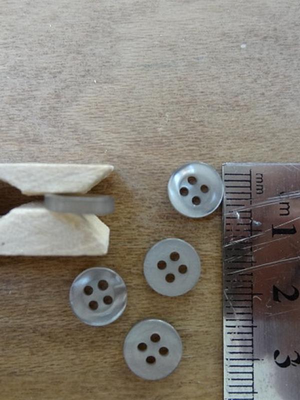 Bouton gris nacre bord plat 9 mm 