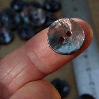 Bouton noir irise petrole 2 trous 14 mm 2