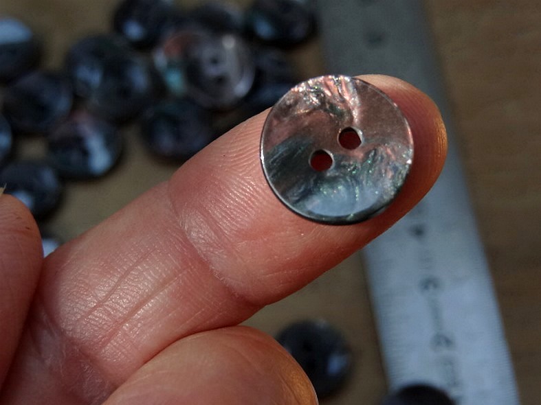 Bouton noir irise petrole 2 trous 14 mm 2