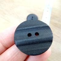 Bouton noir mat lignes en relief 30 mm 2 