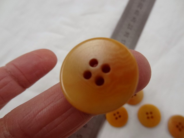Bouton ocre jaune moire 20 mm 3
