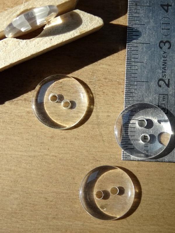 Bouton pastille 2 trous translucide 14 mm