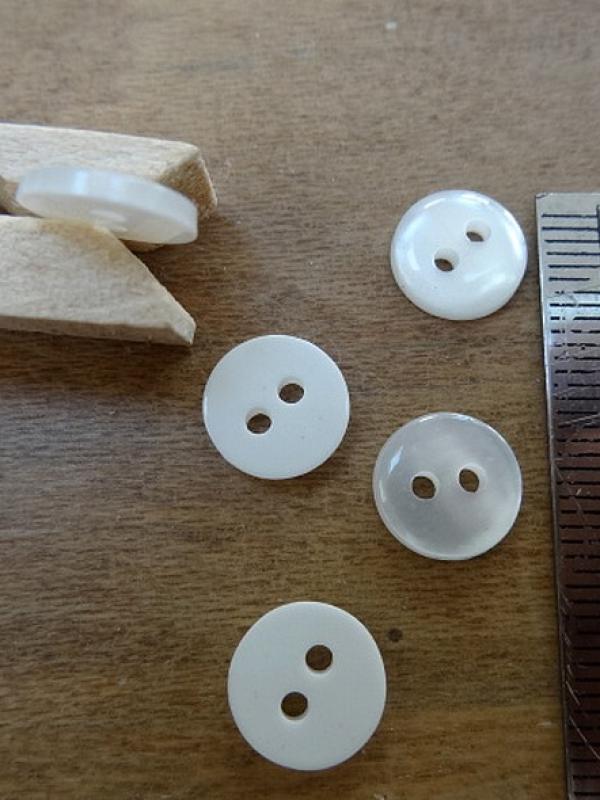 Bouton pastille blanc nacre 2 trous 10 mm 