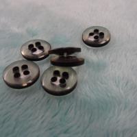 Bouton pastille noir translucide 4 trous 2 