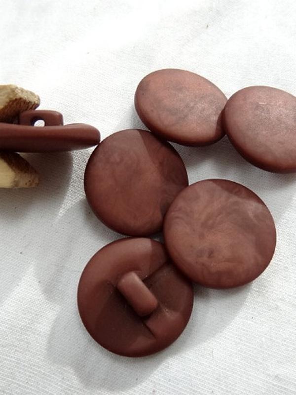 Bouton pastille plate a queue terre de sienne brulee moire 