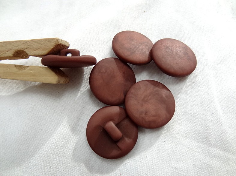 Bouton pastille plate a queue terre de sienne brulee moire