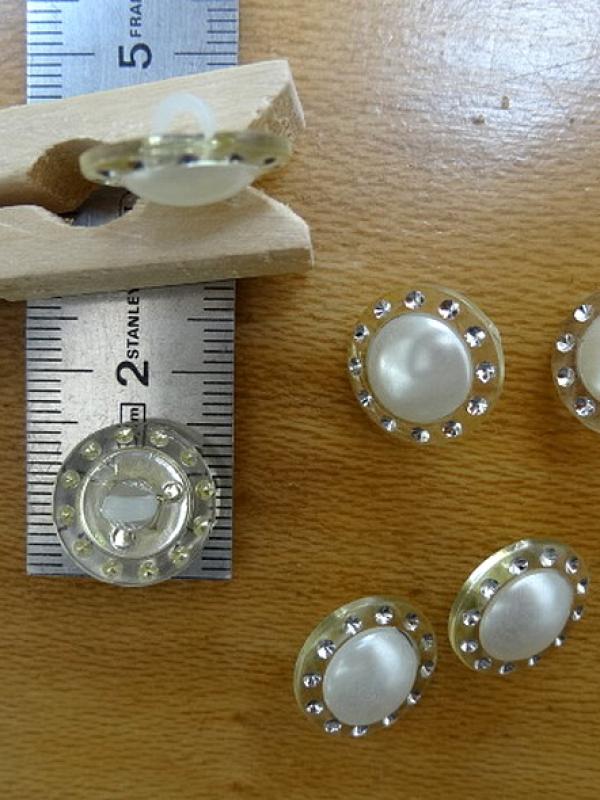 Bouton plastique blanc nacre et brillants 