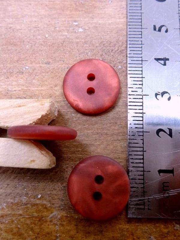 Bouton plat mat rouge groseille moire 15 mm 